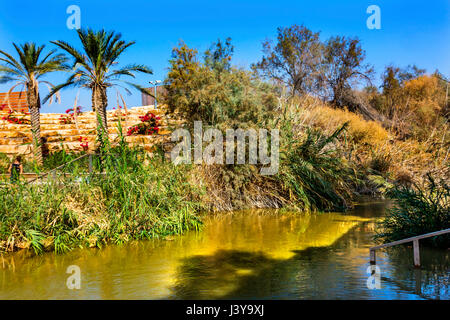 Jordan River abstrakt in der Nähe von Bethanien Betharaba wo Johannes taufte Jesus.  Foto von Jordan Seite Blick auf Israel.  Website direkt neben Al-Maght Stockfoto