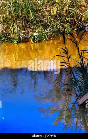 Jordan River abstrakt in der Nähe von Bethanien Betharaba wo Johannes taufte Jesus.  Foto von Jordan Seite Blick auf Israel.  Website direkt neben Al-Maght Stockfoto