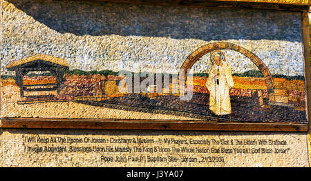 Johannes Paul II. Arch Mosaik Ruinen byzantinischer Kirchen Elijahs Hügel in der Nähe von Jesus Taufe Ort Bethanien jenseits des Jordans.  Jordan River zog und Ruinen sind von Stockfoto