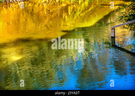 Jordan River abstrakt in der Nähe von Bethanien Betharaba wo Johannes taufte Jesus.  Foto von Jordan Seite Blick auf Israel.  Website direkt neben Al-Maght Stockfoto