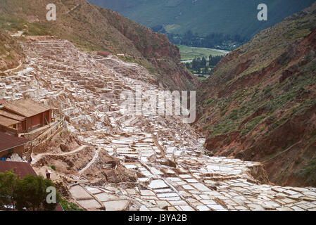 Salz Pool im Heiligen Tal in Peru. Traditionelle Maras von inca Stockfoto