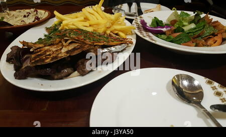 Arabisches Essen im Restaurant, Dubai, Vereinigte Arabische Emirate Stockfoto
