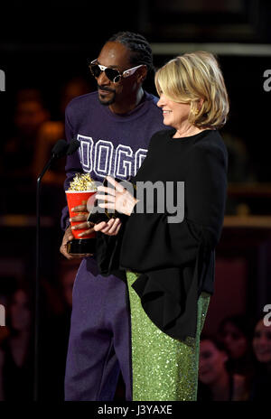 Snoop Dogg und Martha Stewart auf der Bühne im Jahr 2017 MTV Film und TV Awards in The Shrine Auditorium in Los Angeles, USA statt. Stockfoto