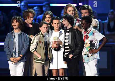 (links nach rechts) Schauspieler Gaten Matarazzo, Charlie Heaton, Noah Schnapp, Natalia Dyer, Shannon Purser, Millie Bobby Brown, Finn Wolfhard, Joe Keery und Caleb McLaughlin akzeptieren die Award Show des Jahres für "Fremde Dinge" auf der Bühne im Jahr 2017 MTV Film und TV Awards in The Shrine Auditorium in Los Angeles, USA statt. Stockfoto