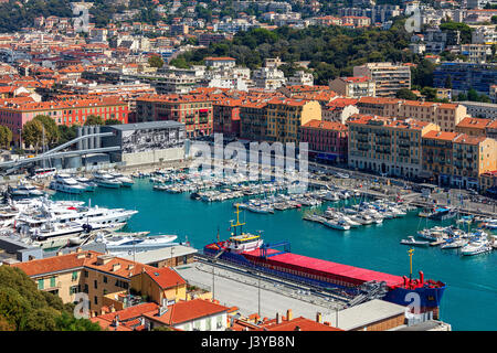 Boote, Yachten und Schiffe im Hafen von Nizza, Frankreich (Ansicht von oben). Stockfoto