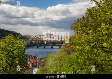 Blick von Vysehrad nach Regen. Es ist eine historische Festung befindet sich im Stadtzentrum von Prag. Es wurde vermutlich im 10. Jahrhundert auf einem Hügel über der Vlta gebaut, Stockfoto