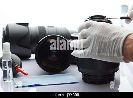 Kamera und Objektiv Reparatur-Service. Arbeiter reparieren moderne Fotografie Objektiv Nahaufnahme Stockfoto