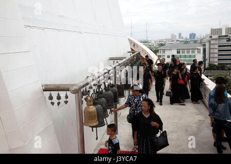 Golden Mount Besucher in schwarz (während der Trauerzeit von König Bhumibol), Wat Saket Tempel in Bangkok in Thailand Stockfoto