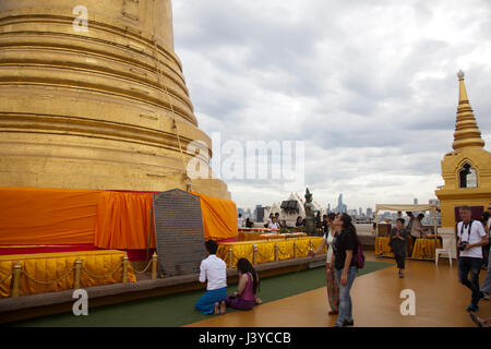 Besucher am Golden Mount in Bangkok - Thailand Stockfoto