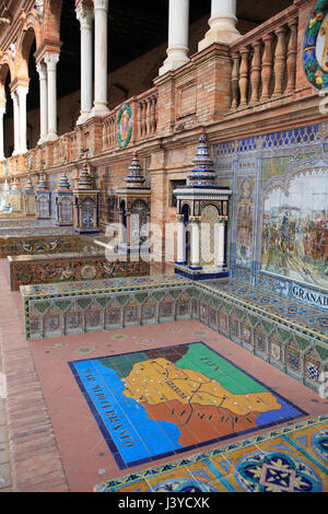 Schöne antike Mosaik an Palast Wand. Spanien-Platz in Sevilla, Spanien Stockfoto