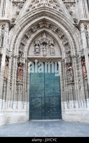 Alte große Metalltür. Sevilla Kathedrale, Spanien, Europa Stockfoto