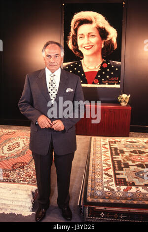 Kairo, Ägypten - Farid Khamis, Gründer und Vorsitzender des Arbeitskreises Oriental Weavers, einer der weltweit größten Teppich und Teppich, in seinem Showroom in Kairo. Stockfoto