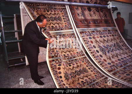 Kairo, Ägypten - Farid Khamis, Gründer und Vorsitzender des Arbeitskreises Oriental Weavers, einer der weltweit größten Teppich und Teppich, in seinem Showroom in Kairo. Stockfoto