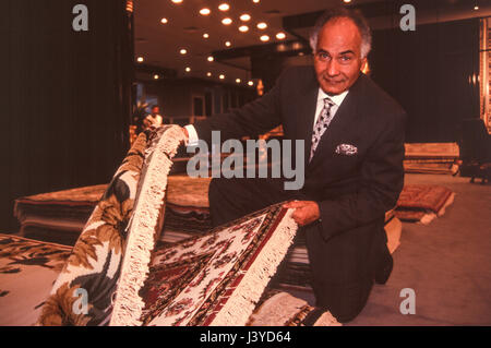 Kairo, Ägypten - Farid Khamis, Gründer und Vorsitzender des Arbeitskreises Oriental Weavers, einer der weltweit größten Teppich und Teppich, in seinem Showroom in Kairo. Stockfoto