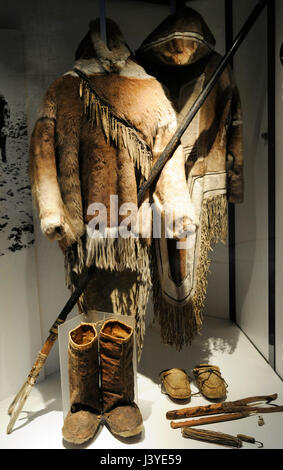 Inuit. Sommer-Fischerei auf Dorsch und Forellen. Kleidung und Utensilien für den Fischfang eingesetzt. Ausstellung von Kleidung und Eskimo Utensilien Historical Museum. Oslo. Norwegen. Stockfoto