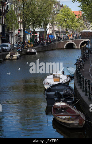 Blick auf den Kanal im Bereich Rotlichtviertel von Amsterdam Stockfoto