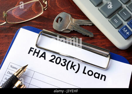 Zwischenablage mit FHA 203k Darlehen Form in einem Büro. Stockfoto