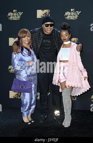 (links nach rechts) Simone Smith, LL Cool J und Nina Simone Smith Teilnahme an der 2017 MTV Movie und TV Awards im The Shrine Auditorium in Los Angeles, USA statt. PRESSEVERBAND Foto. Bild Datum: Sonntag, 7. Mai 2017. PA-Geschichte-SHOWBIZ-MTV zu sehen. Bildnachweis sollte lauten: PA/PA Wire Stockfoto