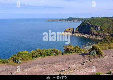 Küste und Strand von Pleherel, einer Gemeinde in der Nähe der Halbinsel von Cap Frehel im Departement Cotes Armor Bretagne im Nordwesten Frankreichs Stockfoto