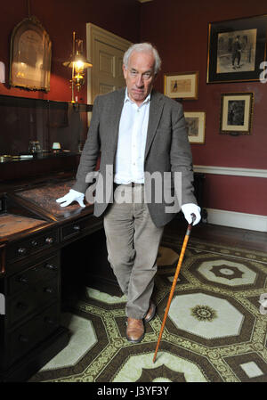 Simon Callow hält Charles Dickens Gehstock für eine neue Ausstellung in Dickens Haus in London. Stockfoto