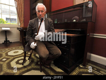 Simon Callow hält Charles Dickens Gehstock für eine neue Ausstellung in Dickens Haus in London. Stockfoto