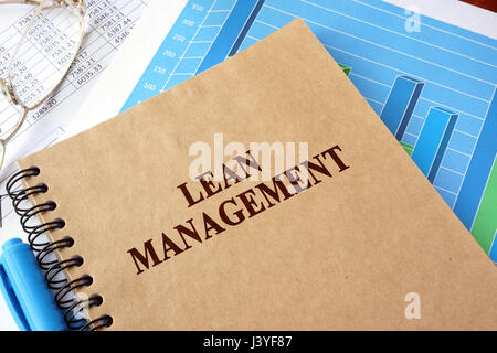 Buchen Sie mit Titel-lean-Management auf einem Tisch. Stockfoto