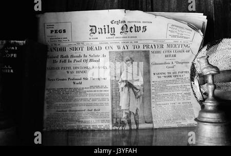 Vintage schwarze & weißen Nahaufnahme der Titelseite von Ceylon (Sri Lanka) Daily News mit breaking News auf Mord an Mahatma Gandhi am 30. Januar 1948 Stockfoto