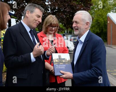 Labour-Chef Jeremy Corbyn erhält ein Buch über die Universität von Worcester von Vice Chancellor Professor David Green (links), bei einem Rundgang durch der Universität Krankenpflegeschule in Worcester. Stockfoto