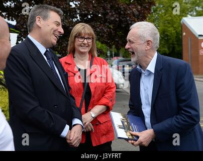 Labour-Chef Jeremy Corbyn erhält ein Buch über die Universität von Worcester von Vice Chancellor Professor David Green (links), bei einem Rundgang durch der Universität Krankenpflegeschule in Worcester. Stockfoto