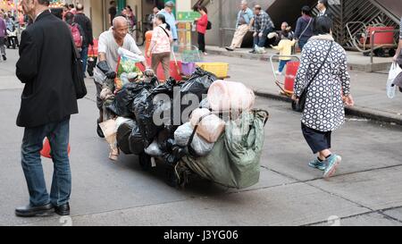 Alte Leute haben es schwer Trashman in Sham Shui Po Hong Kong Stockfoto