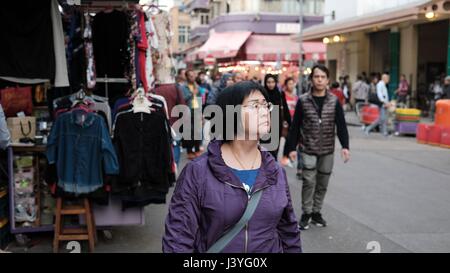 Lady Einkaufen bei Flohmarkt in Sham Shui Po Kowloon Hong Kong Stockfoto