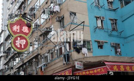 Mietskasernen mit Wäsche hängen in den Fenstern auf Apliu Street in Sham Shui Po Hongkong Stockfoto