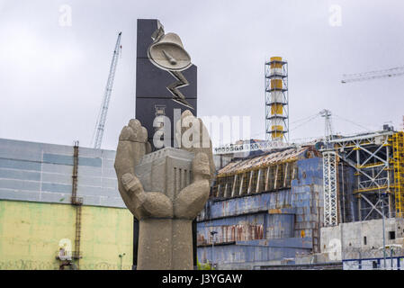 Denkmal für die Opfer von Tschernobyl und Reaktor Nummer 4 alte Sarkophag des Kernkraftwerks Tschernobyl in der Zone der Entfremdung, Ukraine Stockfoto