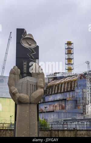 Denkmal für die Opfer von Tschernobyl und Reaktor Nummer 4 alte Sarkophag des Kernkraftwerks Tschernobyl in der Zone der Entfremdung, Ukraine Stockfoto