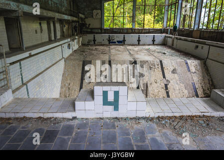 Schwimmbad "Lasurnyj" (Azure) in Pripyat ghost Stadt von Tschernobyl Nuclear Power Plant Zone der Entfremdung um Reaktorkatastrophe in der Ukraine Stockfoto