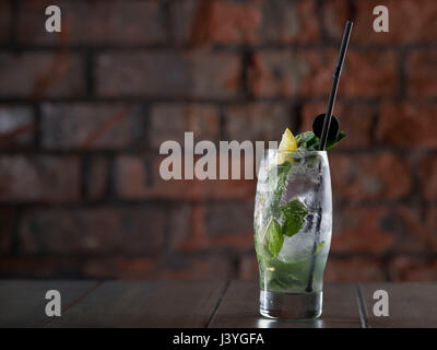 Ein Mojito alkoholischen Cocktail auf einem Tisch in einer Bar gesehen. Stockfoto