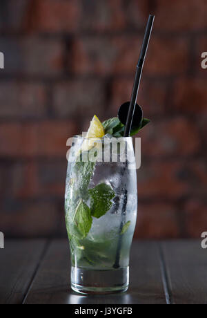 Ein Mojito alkoholischen Cocktail auf einem Tisch in einer Bar gesehen. Stockfoto