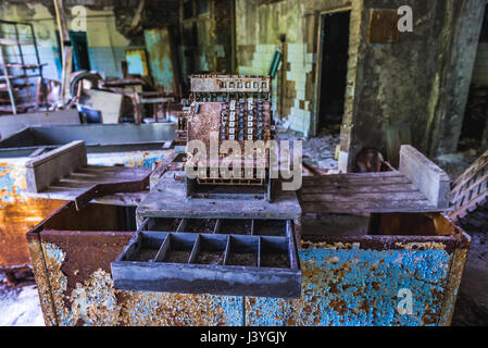 Alte Registrierkasse rostige in der High School Nr. 2 in Pripyat Geist Stadt von Tschernobyl Nuclear Power Plant Zone der Entfremdung in der Ukraine Stockfoto