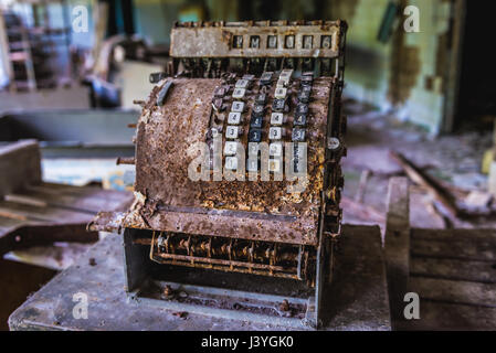 Alte Registrierkasse rostige in der High School Nr. 2 in Pripyat Geist Stadt von Tschernobyl Nuclear Power Plant Zone der Entfremdung in der Ukraine Stockfoto