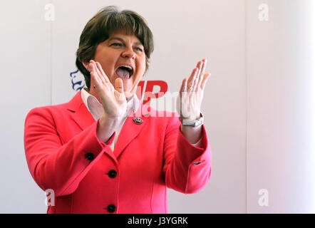 DUP-Führer Arlene Foster anlässlich der Partei Wahlen Kampagnenstart in East Belfast. Stockfoto