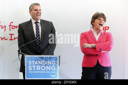 DUP-Kandidat für East Belfast, Gavin Robinson und Parteichef Arlene Foster in der Partei Wahlen Kampagnenstart in East Belfast. Stockfoto