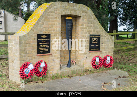 Flugplatz-Denkmal in RAF Sawbridgeworth, ehemals Mathams Holz ALG, Allens grün, Hertfordshire, England, gebaut von HAMG, 2006 Stockfoto