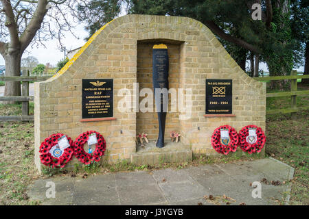 Flugplatz-Denkmal in RAF Sawbridgeworth, ehemals Mathams Holz ALG, Allens grün, Hertfordshire, England, gebaut von HAMG, 2006 Stockfoto