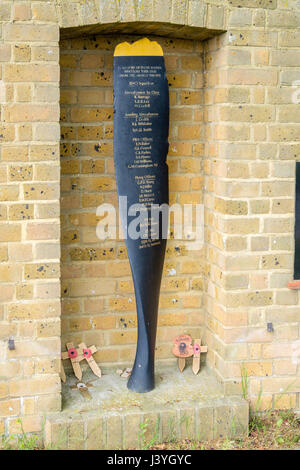 Flugplatz-Denkmal in RAF Sawbridgeworth, ehemals Mathams Holz ALG, Allens grün, Hertfordshire, England, gebaut von HAMG, 2006 Stockfoto