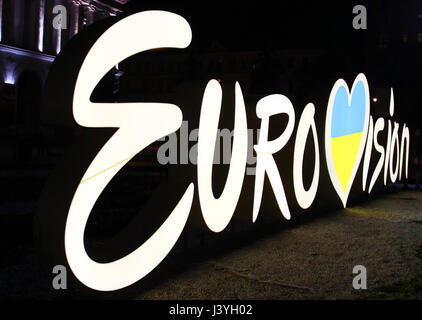 Kiew, UKRAINE - 5. Mai 2017: Eurovision Logo nachts am quadratischen Unabhängigkeit (Maidan Nezalezhnosti) im Zentrum von Kiew Stockfoto