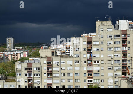 Dunkel blau Gewitterhimmel über ein Viertel der Wohngebäude Stockfoto