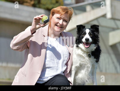 NUR zur redaktionellen Nutzung Emma Harper, SNP MSP für Süd-Schottland und ihr Border Collie Maya wird als Sieger bei der konstituierenden Holyrood Dog of the Year Wettbewerb angekündigt, gemeinsam organisiert von Dogs Trust und The Kennel Club, im schottischen Parlament Gardens, Schottisches Parlament in Edinburgh. Stockfoto