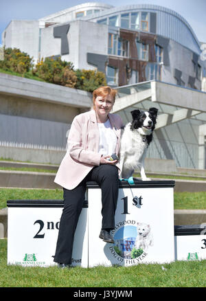 NUR zur redaktionellen Nutzung Emma Harper, SNP MSP für Süd-Schottland und ihr Border Collie Maya wird als Sieger bei der konstituierenden Holyrood Dog of the Year Wettbewerb angekündigt, gemeinsam organisiert von Dogs Trust und The Kennel Club, im schottischen Parlament Gardens, Schottisches Parlament in Edinburgh. Stockfoto