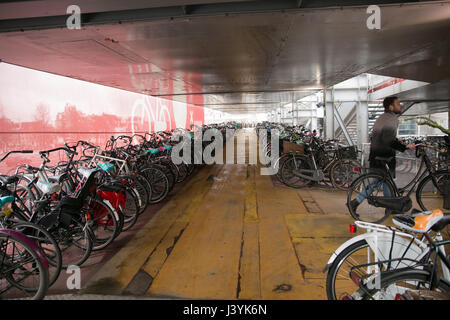 Ceentral Bahnhof-Fahrrad-Parkplatz Stockfoto