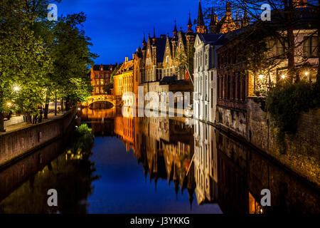 Kanäle in Brügge in der Nacht Stockfoto
